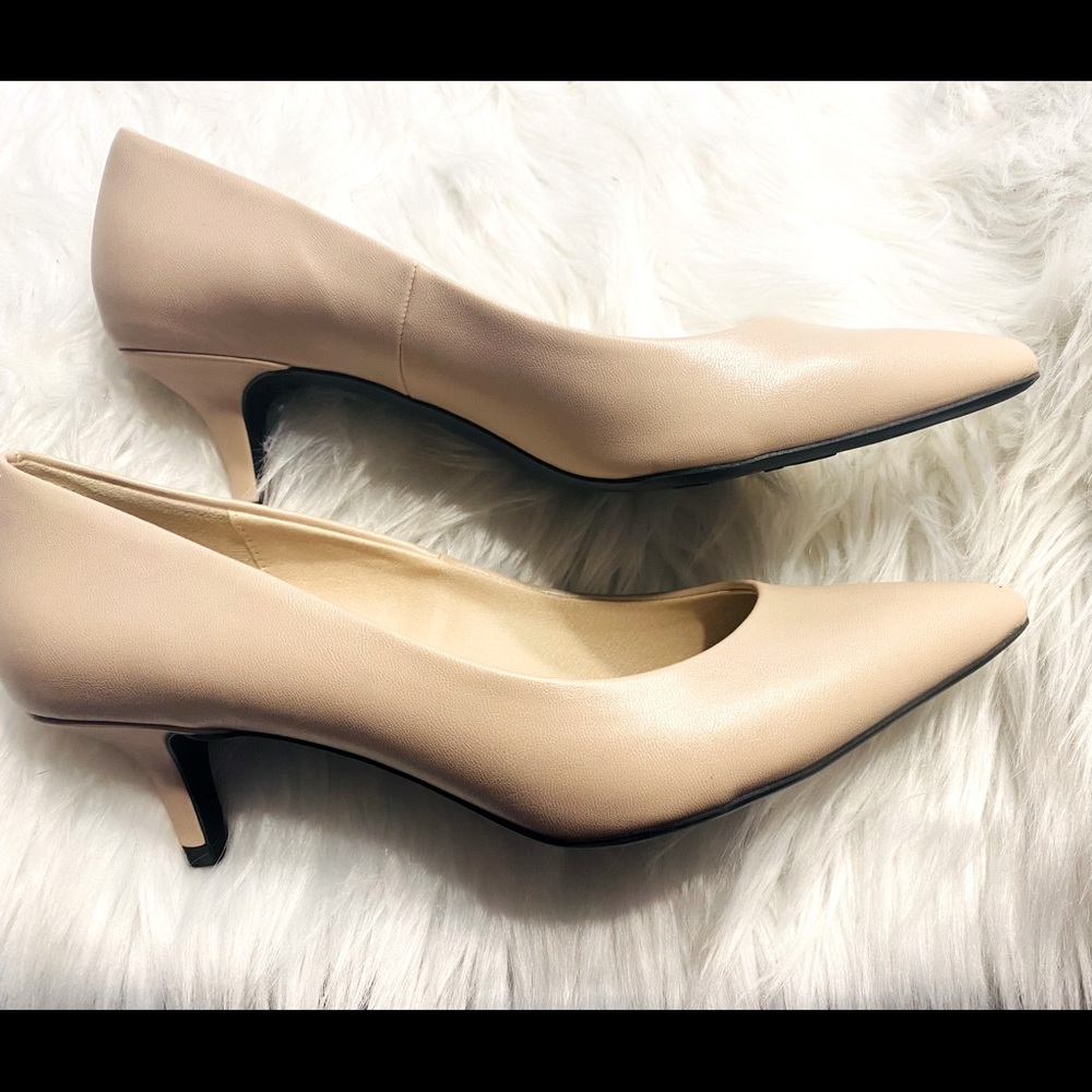 Kitten heel pumps NWOT- FREE SHIPPING